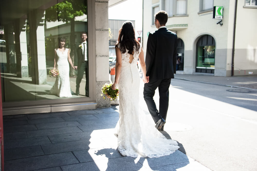 Brautpaar schlendert durch die Satdt Rapperswil.